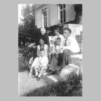 082-0050 Josephine von Hasselbach mit Angehoerigen ihrer Familie auf den Stufen der Veranda.jpg